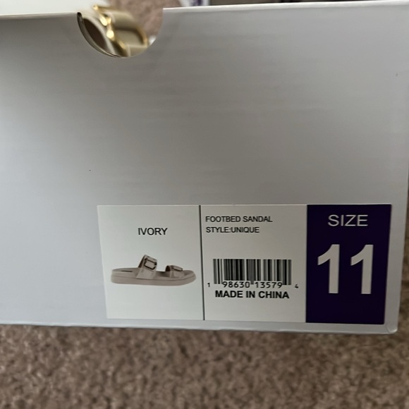 NIB DV Dolce Vita Women's Footbed Sandal Women's Cream Sandals with Gold Accents - Picture 6 of 6